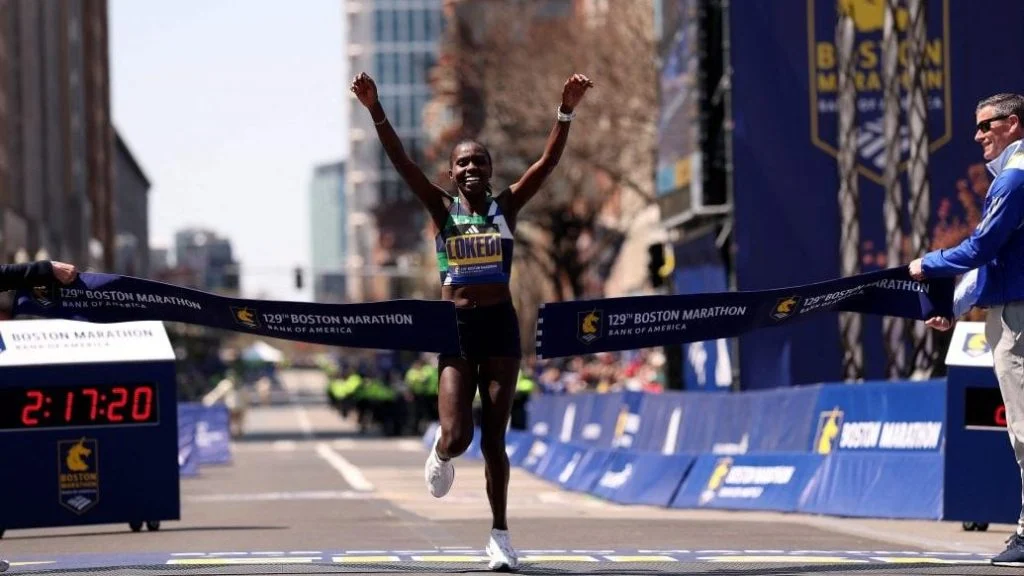 拉普拉塔大学生抗议阿足协新规，背身列队迎接联赛冠军罗萨里奥